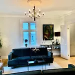 Big Villa 10 Min Walk From Citycenter-Swimmingpool